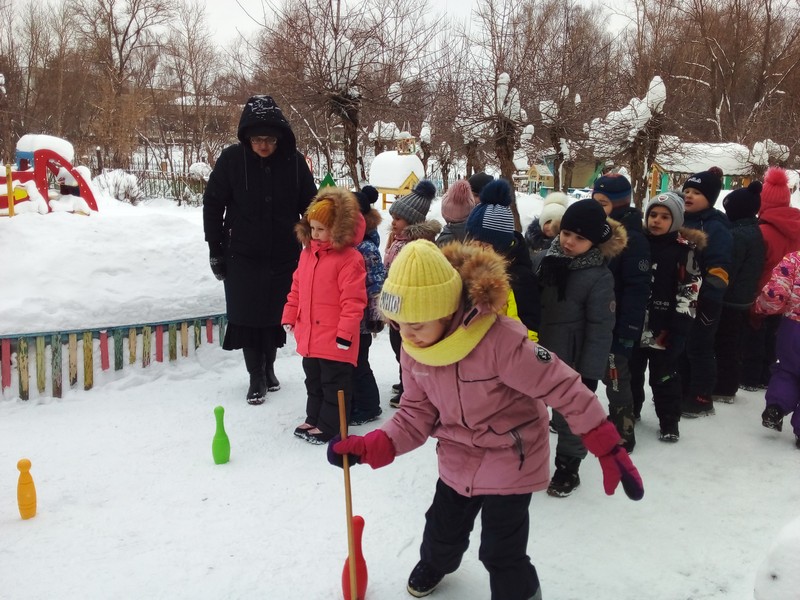 Снеговичок играл с ребятами средней, старшей и двух подготовительных групп