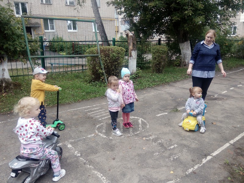 Воспитатель Н.А. Щепалова и дети раннего возраста